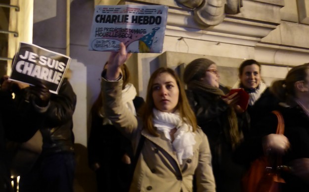 la manifestation spontanée pour "Charlie" le 7 janvier 2015, place jean-Jaurès Tours
